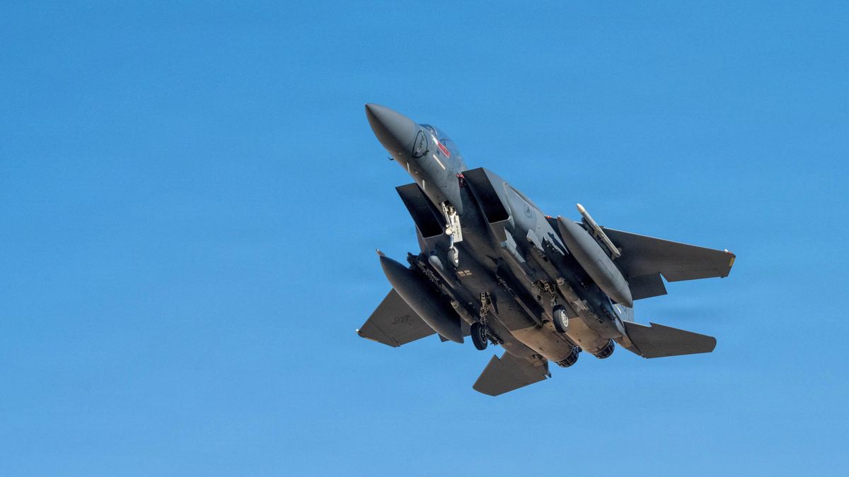 Sestřelený Američan přežil 24 hodin ukrytý v týlu nepřítele se zbraní v ruce